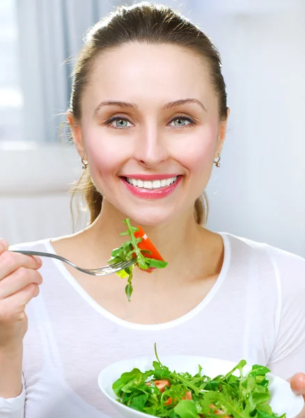 饮食。健康的年轻女性吃蔬菜沙拉 — 图库照片
