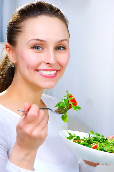 Diet. frisk ung kvinna äta grönsakssallad — Stockfoto