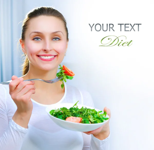 Dieta. Mujer joven saludable comiendo ensalada de verduras. pérdida de peso co — Foto de Stock