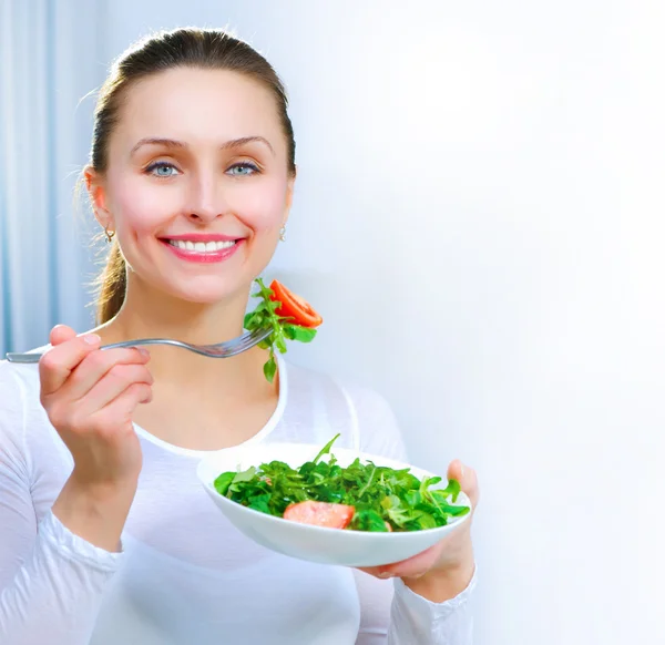 Dieet. gezonde jonge vrouw plantaardige salade eten. gewicht verlies co — Stockfoto