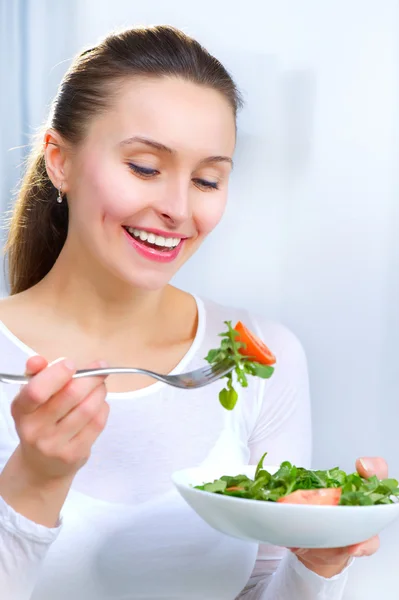 Диета. Здоровая молодая женщина ест овощной салат. Потеря веса — стоковое фото