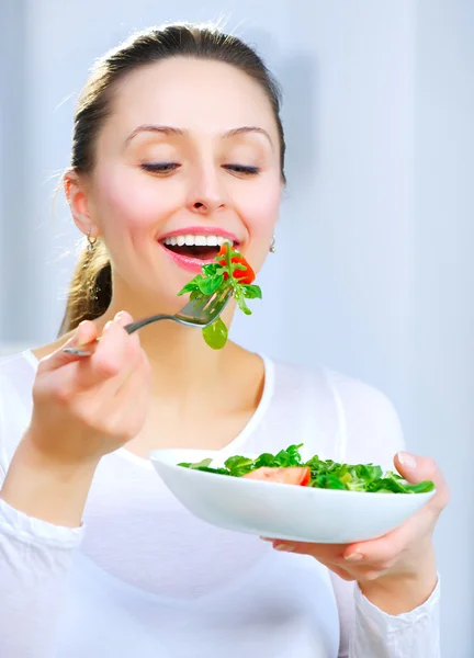 Διατροφή. υγιή νεαρή γυναίκα τρώει σαλάτα λαχανικών — Φωτογραφία Αρχείου