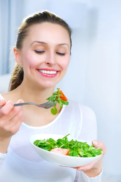 Διατροφή. υγιή νεαρή γυναίκα τρώει σαλάτα λαχανικών — Φωτογραφία Αρχείου