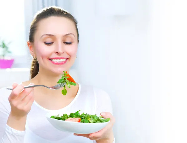 Диета. Здоровая молодая женщина ест овощной салат — стоковое фото