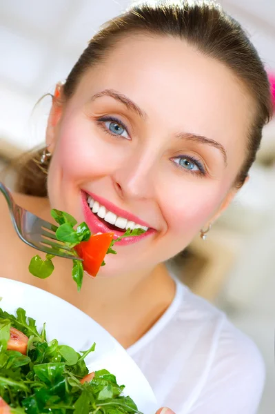 Dieta. Giovane donna sana che mangia insalata di verdure. Perdita di peso co — Foto Stock