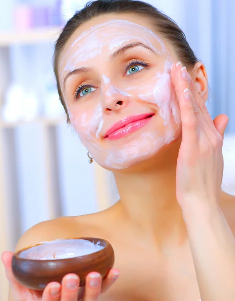 Schöne Frau Anwendung natürliche hausgemachte Gesichtsmaske — Stockfoto