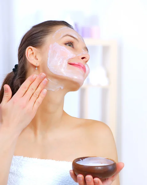 Beautiful Woman Applying Natural Homemade Facial Mask — Stock Photo, Image