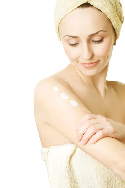 Mooie jonge vrouw toepassing moisturizer. huidverzorging concept — Stockfoto