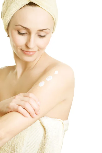 Mooie jonge vrouw toepassing moisturizer. huidverzorging concept — Stockfoto