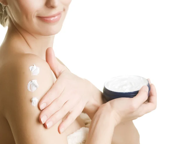 Mujer joven aplicando crema hidratante —  Fotos de Stock