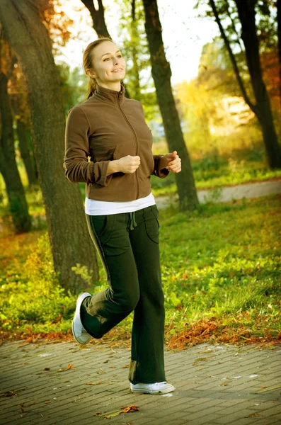 Jonge vrouw joggen buiten — Stockfoto