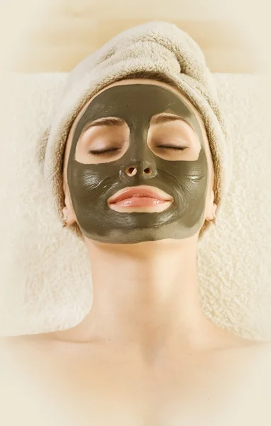 Spa. Máscara de lama no rosto da mulher — Fotografia de Stock
