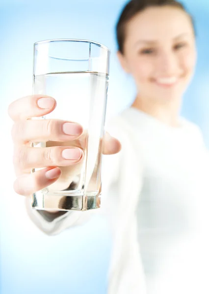 Mujer joven y saludable con vaso de agua dulce —  Fotos de Stock