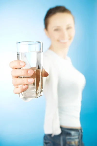 Здоровая молодая женщина со стаканом свежей воды — стоковое фото