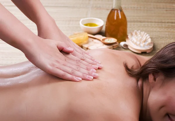 Spa. Mujer joven recibiendo un masaje —  Fotos de Stock