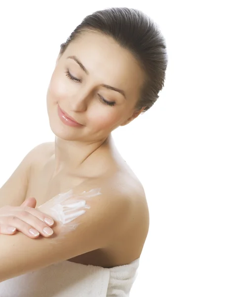 Mujer joven aplicando crema hidratante. Concepto de cuidado de la piel — Foto de Stock