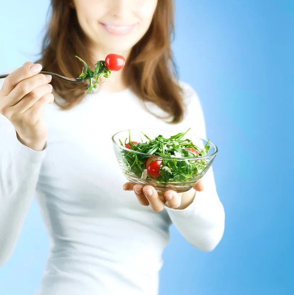 Concetto di dieta. Felice giovane donna mangiare insalata di verdure — Foto Stock