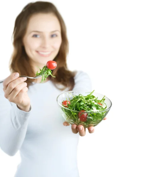 Υγιείς διατροφικές έννοια. ευτυχής νεαρή γυναίκα τρώει σαλάτα λαχανικών — Φωτογραφία Αρχείου