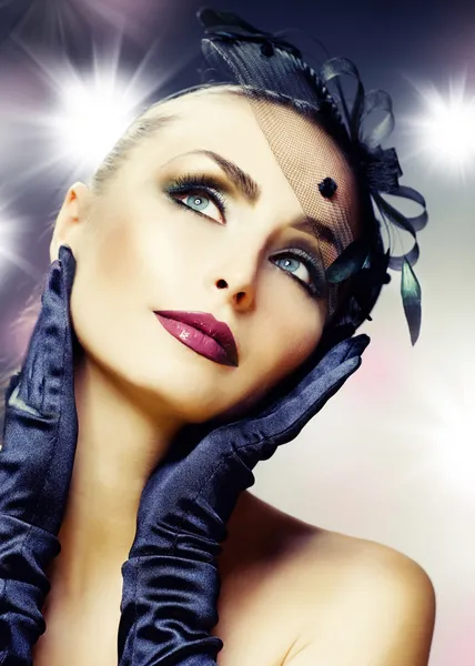 Vacker ung kvinna porträtt. moderna makeup — Stockfoto