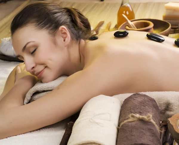 Spa kvinna. heta stenar massage — Stockfoto