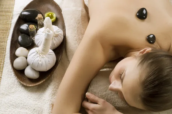 Kobieta kurort. masaż gorącymi kamieniami — Zdjęcie stockowe