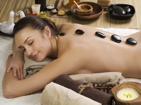 Spa woman.hot stenar massage — Stockfoto