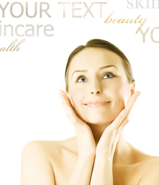 Hautpflegekonzept. schöne glückliche Frau, die ihre Haut berührt — Stockfoto