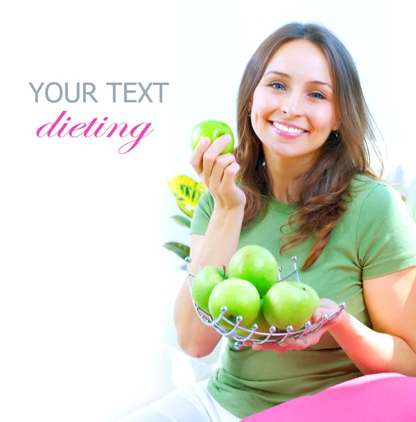 Apples.dieting.healthy 吃概念的幸福年轻女人 — 图库照片