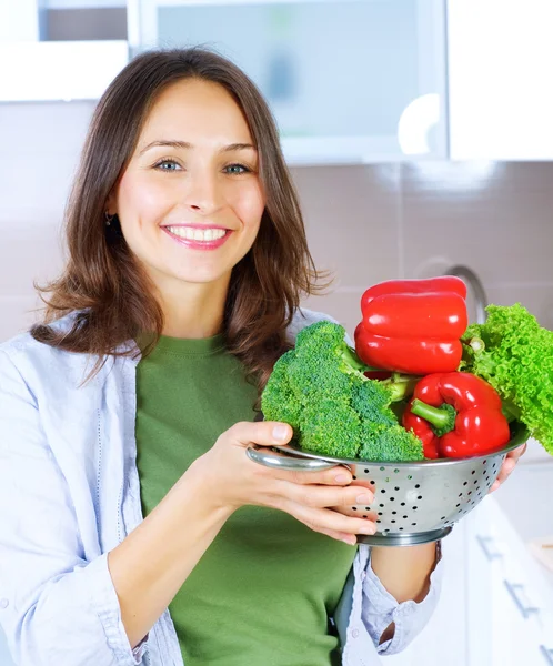 Vacker ung kvinna matlagning färsk vegetables.dieting concept.v — Stockfoto