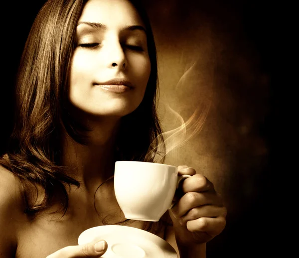 Piękna kobieta z kawy. na czarnym tle. miejsce — Zdjęcie stockowe
