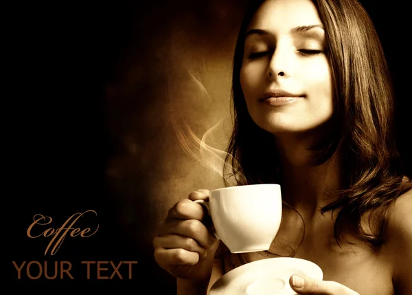 Krásná žena s kávou. izolované na černé. kopírování prostor — Stock fotografie