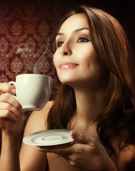 Kahve içen güzel kadın. — Stok fotoğraf