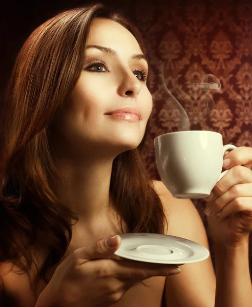 美丽的女人喝咖啡 — 图库照片