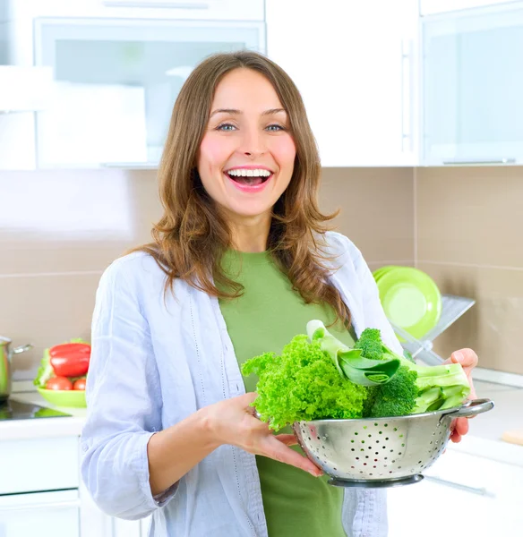 Bella giovane donna che cucina verdure freschi.Dieta Concept.V — Foto Stock