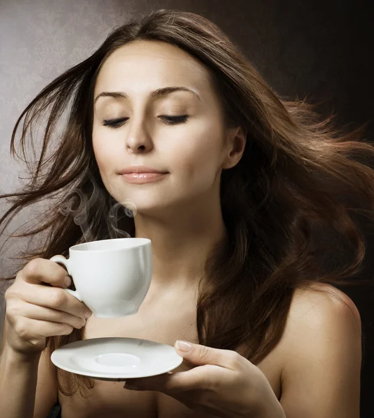 美丽的女人喝咖啡 — 图库照片