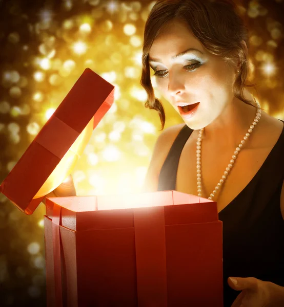 Jul eller nyår gåva. förvånad kvinna — Stockfoto