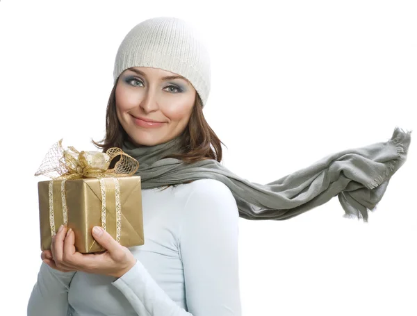 Mooie jonge vrouw met kerst geschenkdoos — Stockfoto