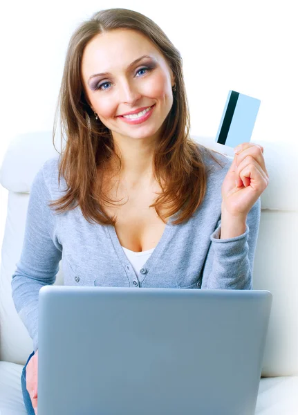 Mulher sorrindo compras on-line com cartão de crédito e computer.Inte — Fotografia de Stock