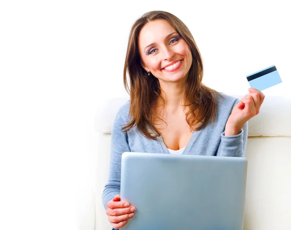 Smiling Woman делает покупки онлайн с помощью кредитной карты и компаса. — стоковое фото