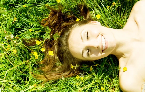Vacker ung kvinna vilar i parken — Stockfoto