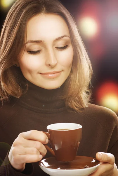Piękna młoda kobieta pijąca kawę — Zdjęcie stockowe