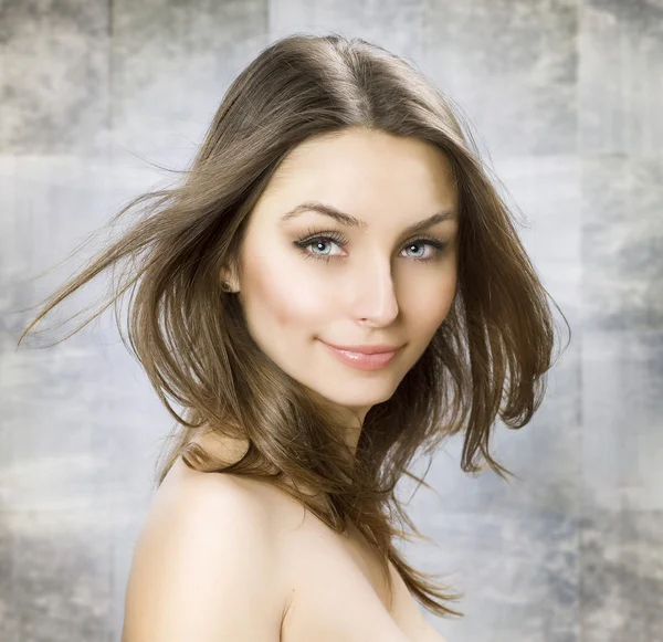 Krása portrét s dlouhými vlasy. brunetka s modrýma očima — Stock fotografie