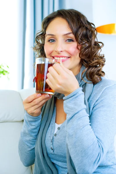 Krásná mladá žena pije horký čaj — Stock fotografie