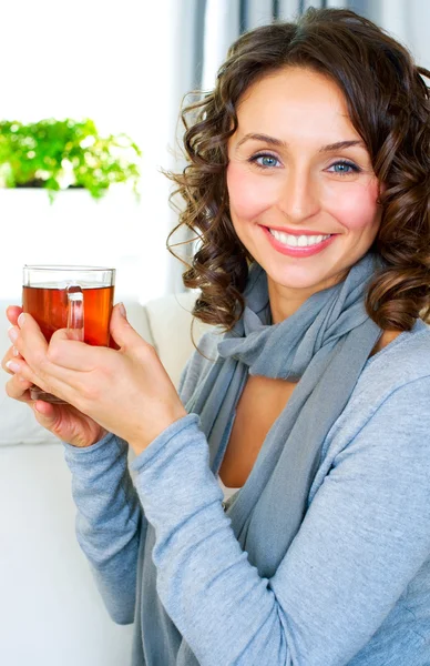 Krásná mladá žena pije horký čaj — Stock fotografie