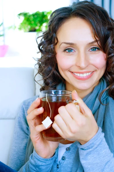 Bela jovem mulher beber chá quente — Fotografia de Stock