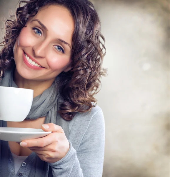 Όμορφη γυναίκα με Κύπελλο του τσαγιού ή καφέ — Φωτογραφία Αρχείου