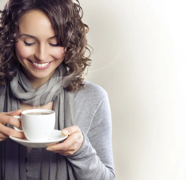 Belle femme avec tasse de thé ou de café — Photo
