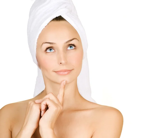 Bella giovane donna con asciugamano da bagno sopra bianco. Spa — Foto Stock