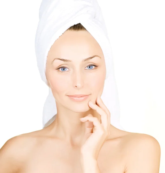 Bella giovane donna con asciugamano da bagno sopra bianco — Foto Stock