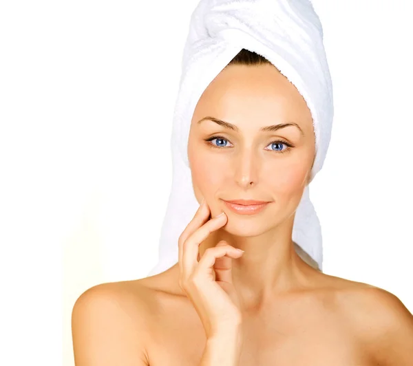 Bella giovane donna con asciugamano da bagno sopra bianco — Foto Stock